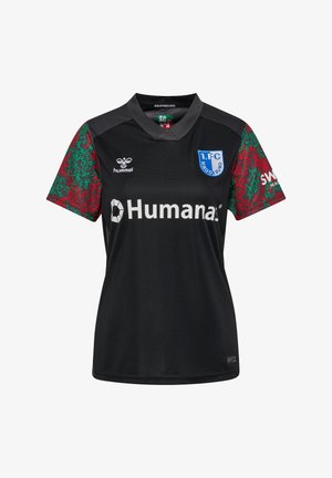 Sort sports jersey med korte ærmer; grønne og røde mønstrede accenter på ærmerne, med logoer og en krave. Åndbart stof.