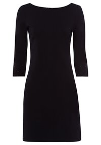 Robe noire avec un décolleté bateau et des manches trois-quarts. Les manches présentent des détails perforés avec de petits accents métalliques.