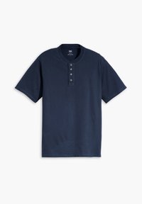 Námornícky modré tričko s krátkym rukávom typu henley vyrobené z bavlny, s okrúhlym golierom, päťtlačidlovou légou a voľným strihom.