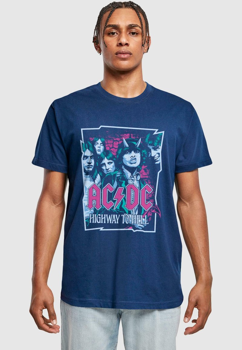 T-shirt in cotone blu navy con una stampa grafica dei membri della band AC/DC, un fulmine e il testo "HIGHWAY TO HELL" in colori vivaci.