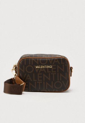Borsa a tracolla rettangolare marrone con logo "VALENTINO" in rilievo, accessori dorati e tracolla regolabile. Tessuto morbido e chiusura con zip.