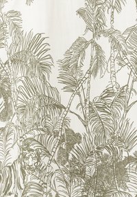 Gemusterter Stoff mit detaillierten Illustrationen von Palmen und Laub in Grün auf einem hellcremefarbenen Hintergrund, mit einem subtilen Tigermuster.