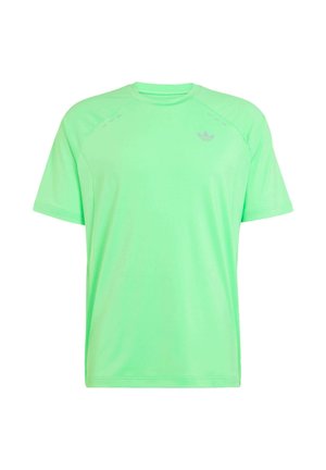 Neon groene Adidas sport T-shirt met korte mouwen, een ronde hals en een klein reflecterend logo op de linkerborst.