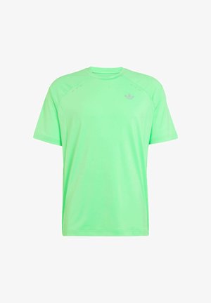 Neon groene Adidas sport T-shirt met korte mouwen, een ronde hals en een klein reflecterend logo op de linkerborst.