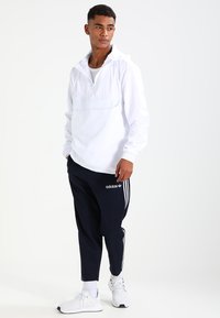 Urban Classics BASIC - Neperpučiamoji striukė - white