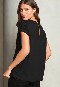Lipsy REGULAR FIT - EMBELLISHED ARTWORK - Triko s potiskem - black