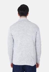 Maglione grigio a coste con colletto a scialle, maniche lunghe e vestibilità comoda. Tessuto liscio, design di media lunghezza.