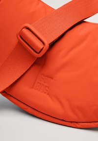 GOT BAG CLOUD MOON MONOCHROME - Olkalaukku - hot coral
