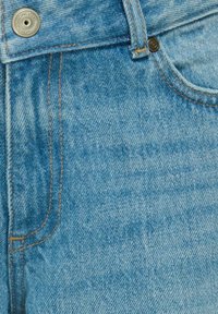 Artimiausias tamsiai mėlynas džinsinis audinys su matomomis siūlėmis, metalinis mygtukas su užrašu "ONLY" ir diržo kilpelės bei kišenės dalis.