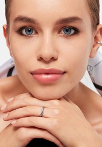 Carolin Stone Jewellery Hidden Inner Strength Saphir - Ring - silber pink