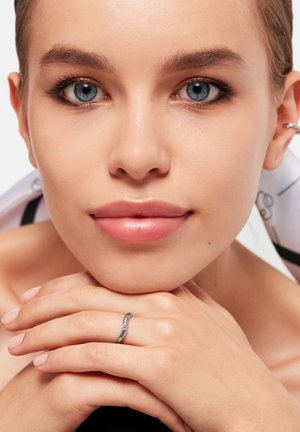 Carolin Stone Jewellery Hidden Inner Strength Saphir - Anello - silber pink