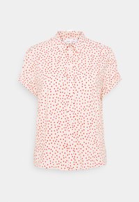 Chemise à manches courtes en tissu rose clair, avec un devant à boutons, ornée d'un motif de pois rouges partout. Texture lisse.