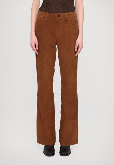 Pantaloni flared din suede maro, cu talie înaltă, buzunare frontale și închidere cu un buton contrastant. Textură netedă cu un finisaj mat.