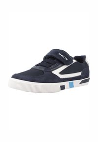 Sneaker blu navy con materiali in rete e suede, dettagli bianchi, fascia in Velcro, suola in gomma testurizzata e motivo geometrico sul lato.