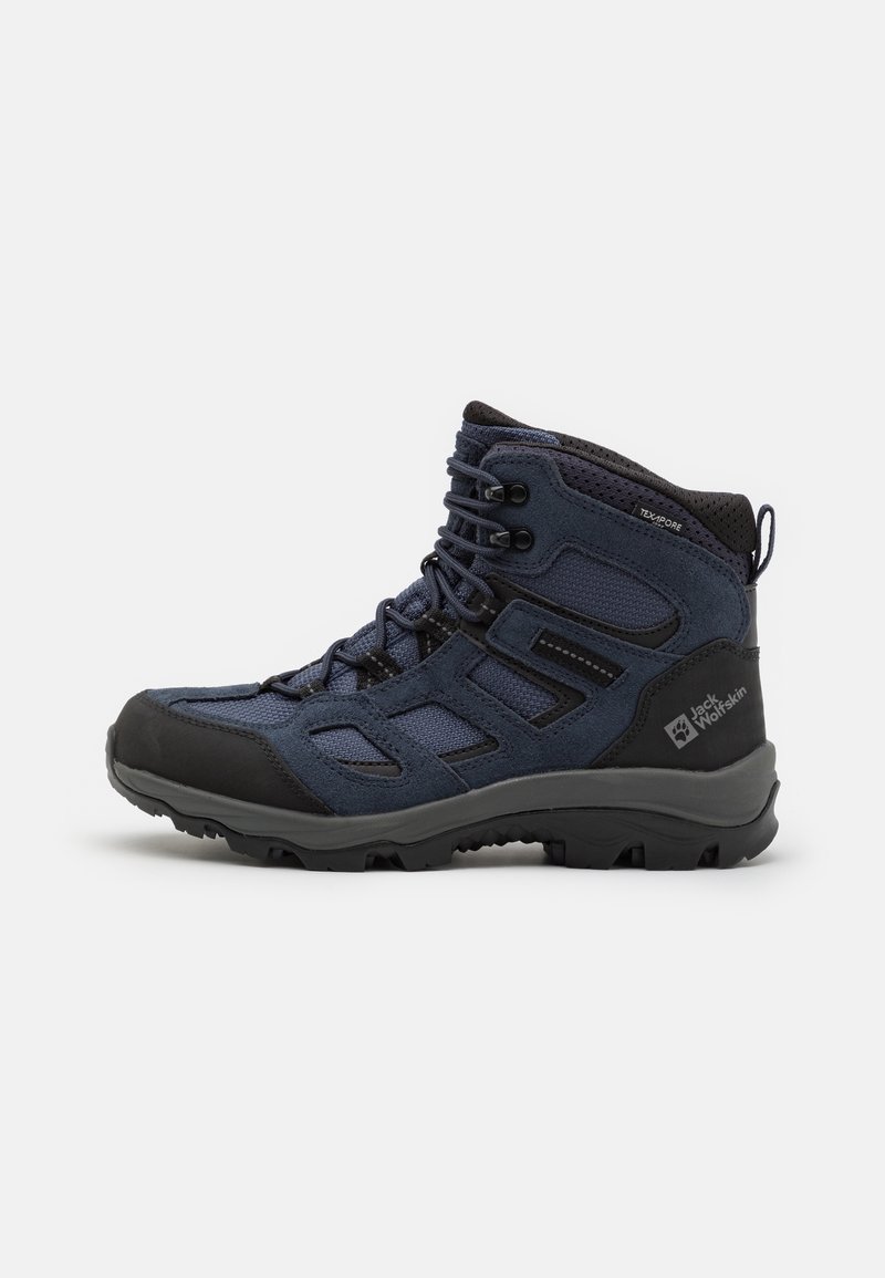 Bota de senderismo de caña alta en azul oscuro y negro con suela resistente, cierre de cordones en la parte delantera y logotipo de la marca en el lateral.