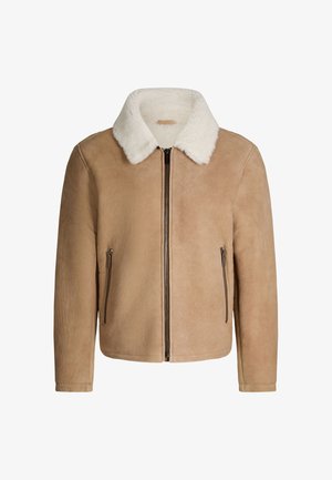 Hellbraune Wildlederjacke mit weißem Shearling-Kragen, durchgehendem Reißverschluss vorne und zwei seitlichen Reißverschlusstaschen. Glatte Textur mit minimalistischem Design.