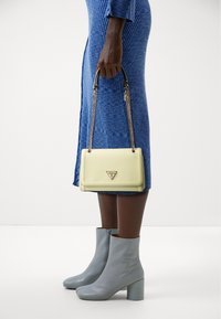 Guess NOELLE CONVERTIBLE - Torba preko tijela - pale yellow
