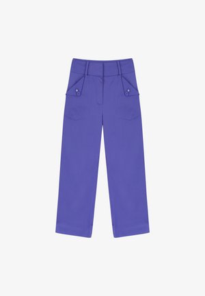 Violetti, leveälahkeiset housut, joissa on korkea vyötärö ja etupuolella nappikiinnitteiset läppätaskut, valkoista taustaa vasten esitettyinä.