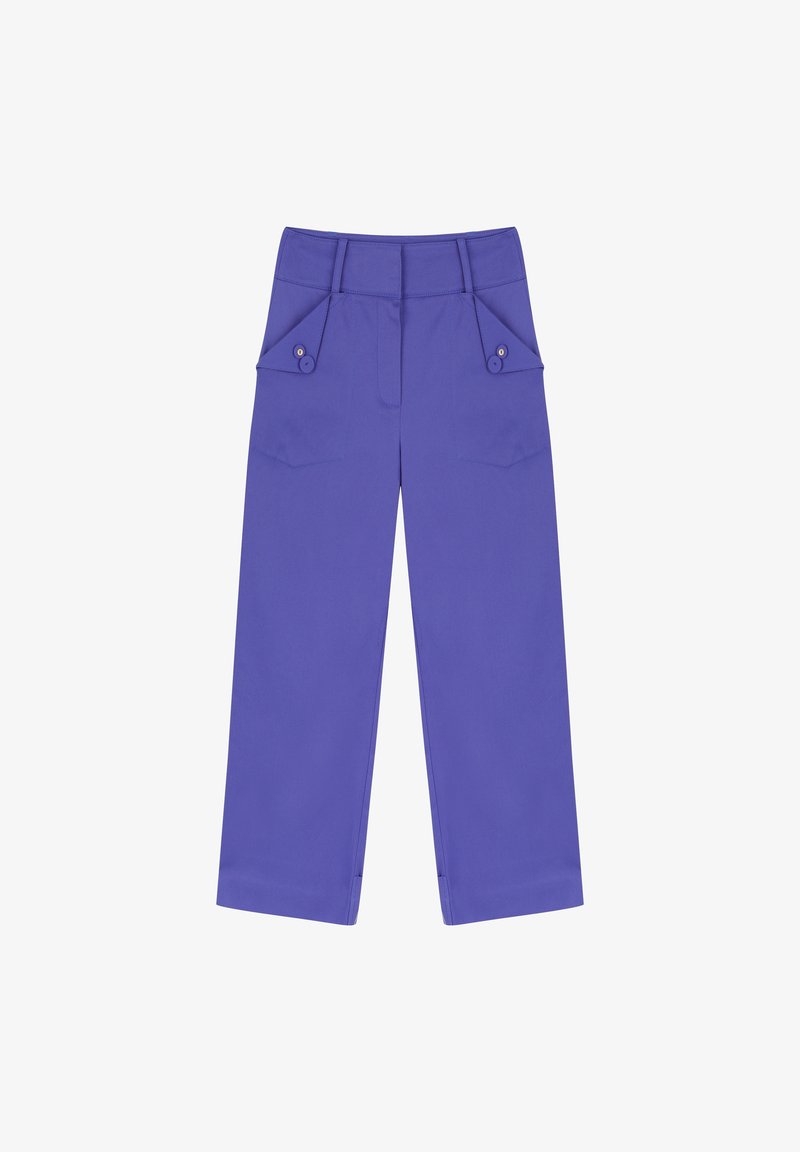 Pantalon à jambes larges violet, taille haute avec poches à rabat boutonnées à l'avant, présenté sur un fond blanc.
