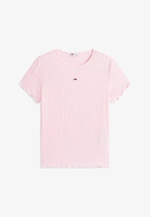 Jasnoróżowa pomarszczona koszula z krótkim rękawem, okrągłym dekoltem i małym logo flagi Tommy Hilfiger umieszczonym na środku poniżej kołnierza.