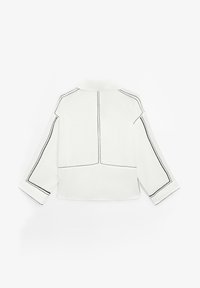 Blouse blanche avec des coutures noires, dotée d'un col et de manches longues. Design simple avec des coutures visibles et une coupe décontractée.