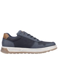 Marineblaue Sneakers mit einem Akzent aus braunem Leder, oberer Teil aus strukturiertem Stoff, weiße gepolsterte Sohle, Schnürverschluss und minimalistisches Design.