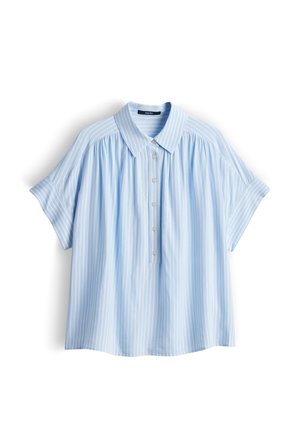 Lichtblauwe blouse met korte mouwen, verticale witte strepen, knoopsluiting aan de voorkant en geplooide stof onder de yoke-kraag.