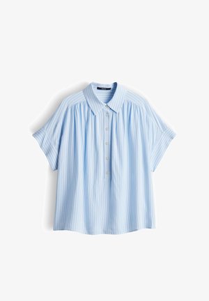 Lichtblauwe blouse met korte mouwen, verticale witte strepen, knoopsluiting aan de voorkant en geplooide stof onder de yoke-kraag.