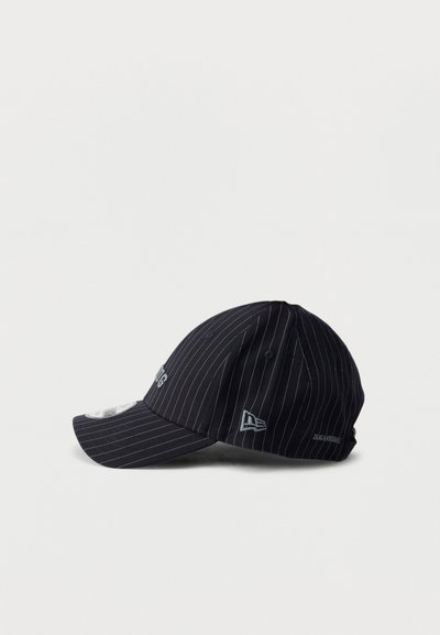 Casquette de baseball avec un design à fines rayures bleu marine. Caractérisée par une visière incurvée, un logo brodé et une doublure intérieure contrastante. Fabriquée en tissu.