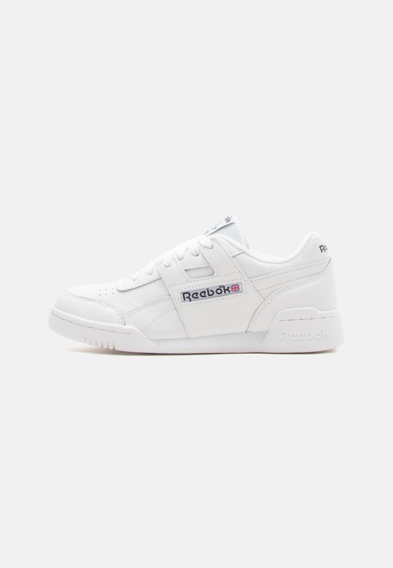 Λευκό χαμηλό παπούτσι Reebok με κορδόνια, επενδεδυμένο γιακά, λογότυπο Reebok και σημαία του Ηνωμένου Βασιλείου στο πλάι, επίπεδη σόλα και ραφές διακοσμητικές.