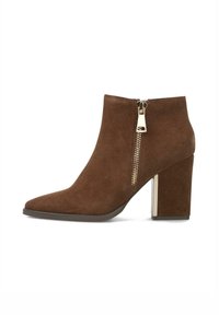 Botas de tobillo de ante marrón con punta afilada, cremallera lateral y un sólido tacón de bloque con un acento metálico. Textura suave, diseño minimalista.