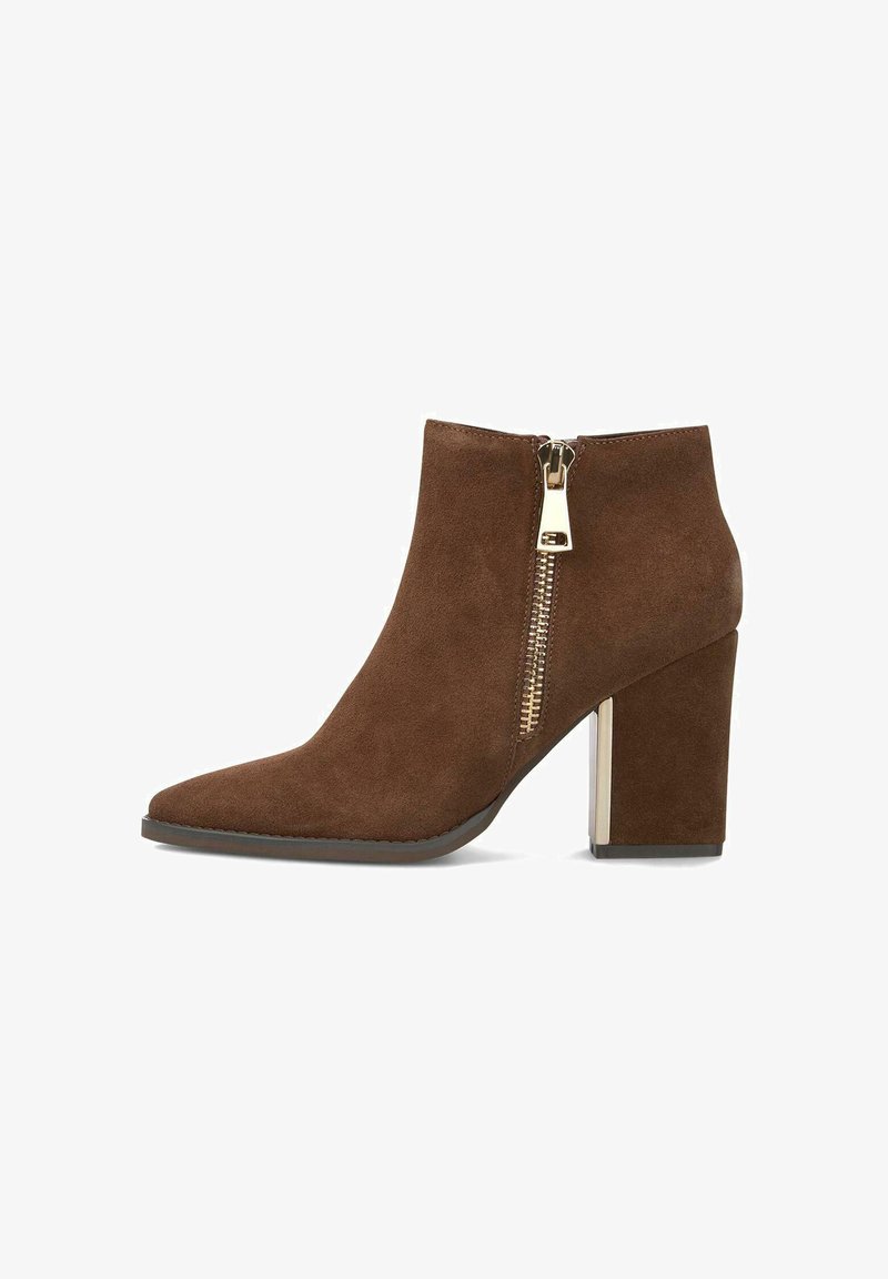 Botas de tobillo de ante marrón con punta afilada, cremallera lateral y un sólido tacón de bloque con un acento metálico. Textura suave, diseño minimalista.
