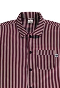 Bordeaux en crèmekleurige gestreepte button-up shirt met een kraag, zak op de linkerborst en zwarte knopen. Gladde textuur en op maat ontworpen.