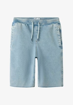 Short en denim bleu clair avec taille élastique côtelée et poches avant, munis de cordons blancs et de détails cousus.