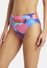 Bikini o wysokim stanie z kolorowym wzorem w serca w odcieniach różu, niebieskiego i pomarańczowego, o gładkiej fakturze i elastycznym pasie.