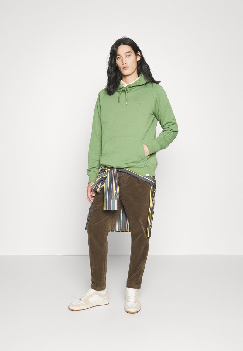 Les Deux NØRREGAARD HOODIE - Hoodie - vineyard green/orange/green -  Zalando.de