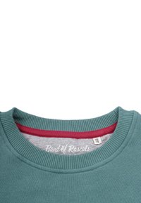 Grön sweatshirt med ribbad krage och vinröd inredning. Har texten "Band of Rascals" tryckt inuti halsringningen.