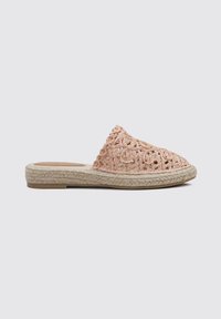 Zapato de tela rosa sin cordones con puntera afilada, parte superior texturizada y suela estilo yute, diseñado con un talón abierto para facilitar su uso.
