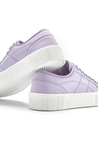 Lila Leinensneaker mit flacher, weißer Gummisohle, ausgestattet mit Logodetail, runder Zehenpartie und strukturiertem Sohle für besseren Halt.
