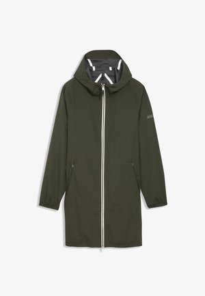 Abrigo ligero color verde oliva con capucha, presenta un cierre frontal, dos bolsillos laterales y puños elásticos. Diseño sencillo con acentos mínimos.