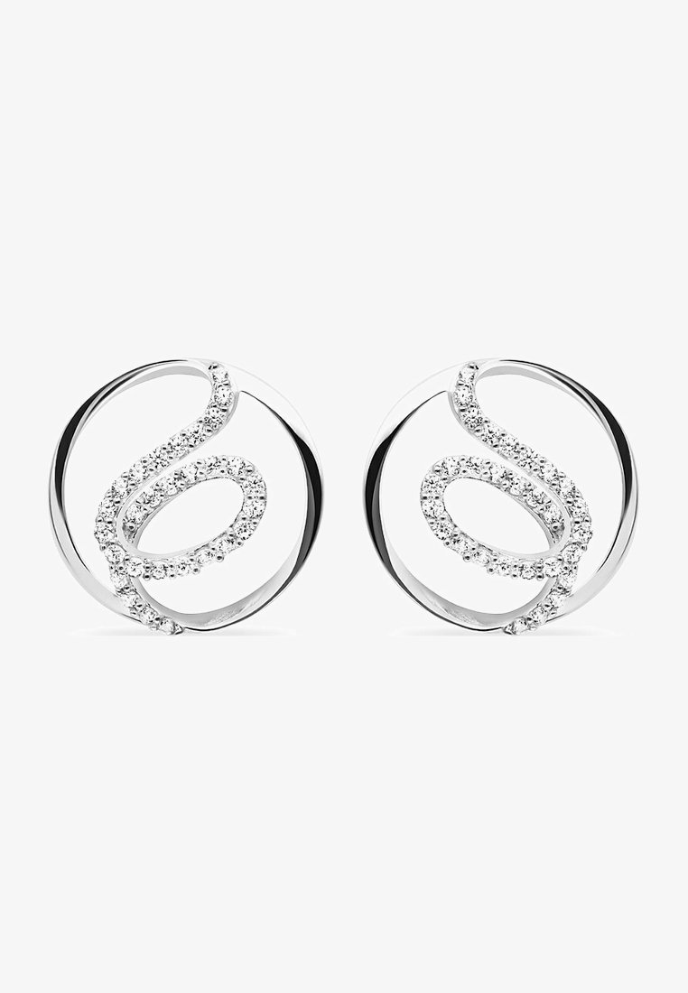 Orecchini in argento sterling con un design circolare e un accento a spirale, impreziositi da pietre trasparenti e scintillanti lungo la curva.