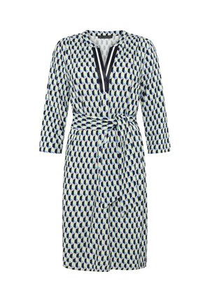 Knielanges Kleid mit 3/4-Ärmeln, geometrischem Würfelmuster in Blau, Schwarz und Weiß, V-Ausschnitt mit schwarzem Besatz und passendem Taillengürtel.