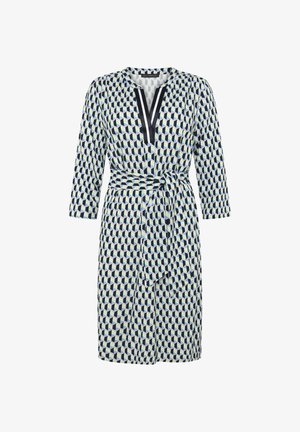 Robe mi-longue avec manches trois-quarts, motif géométrique en cubes bleu, noir et blanc, col en V avec bordure noire, et ceinture assortie à nouer à la taille.