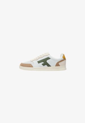Witte lage sneaker met groen zijlogo, beige suède accenten op de neus en hiel, en een gele hieltab, gezien vanaf de linkerkant.
