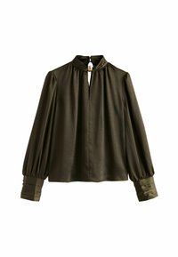 Tumes roheline blouse kõrge kraega, võtmeaugu kaelusega ja pikkade puhv-sleeved. Valmistatud siledast, pehmest kangast, millel on kogutud detailid õlgadel.