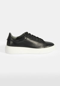 Schwarzer Leder-Sneaker mit strukturiertem Finish, Schnürdesign, runder Zehe und weißer Gummisohle. Hergestellt in einer Low-Top-Silhouette.