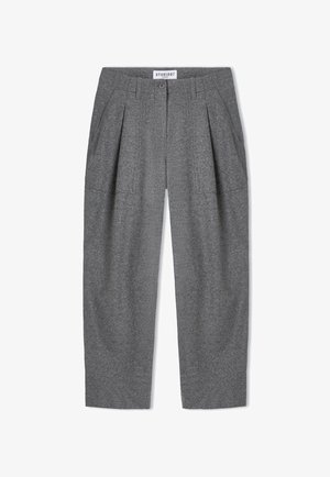 Pantalon gris taille haute à jambes larges avec plis, poches latérales, fermeture par bouton et fermeture éclair, et une étiquette Studio 87 sur la ceinture.