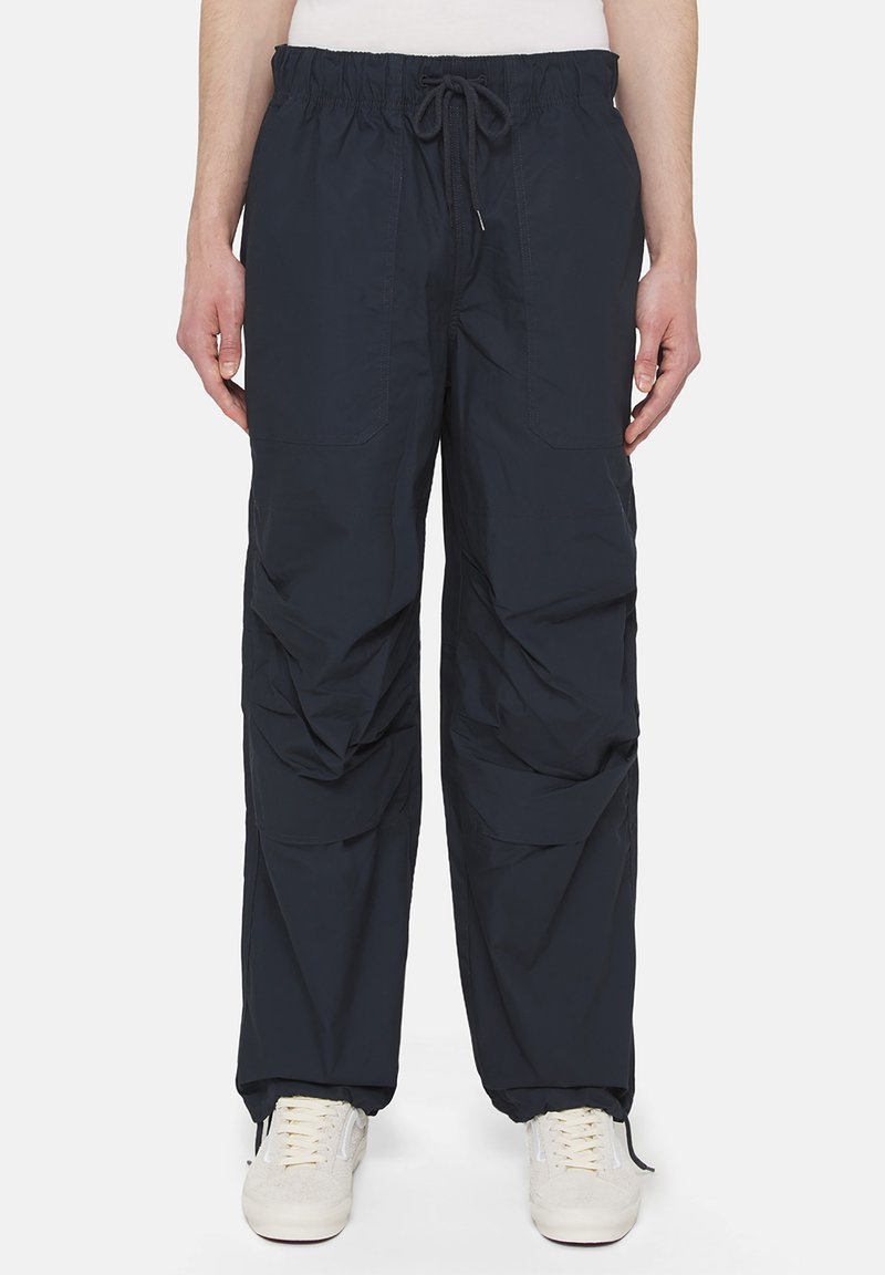 Granatowe spodnie z tasiemką wykonane z lekkiego materiału, z dwoma przednimi kieszeniami i luźnym krojem o pogniecionej fakturze.