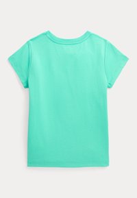 Turkos kortärmad bomullströja, enkel design, rund halsringning, bakvy på vit bakgrund.