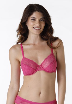 Reggiseno rosa in pizzo con ferretto, bordi decorativi a onde, spalline regolabili e un piccolo gancio frontale. Tessuto morbido e motivo floreale intricato.